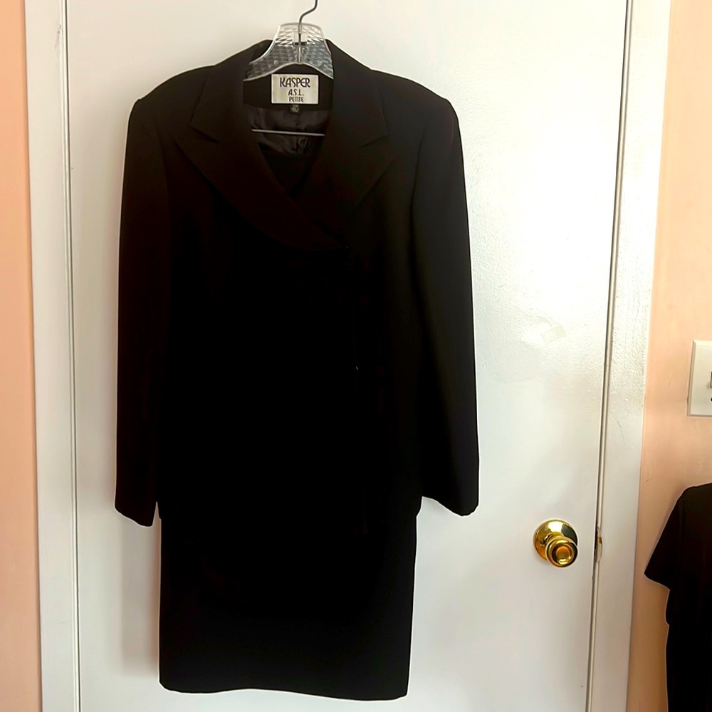 Very Elegant Kasper Black Blazer & Skirt Suit Size 12P